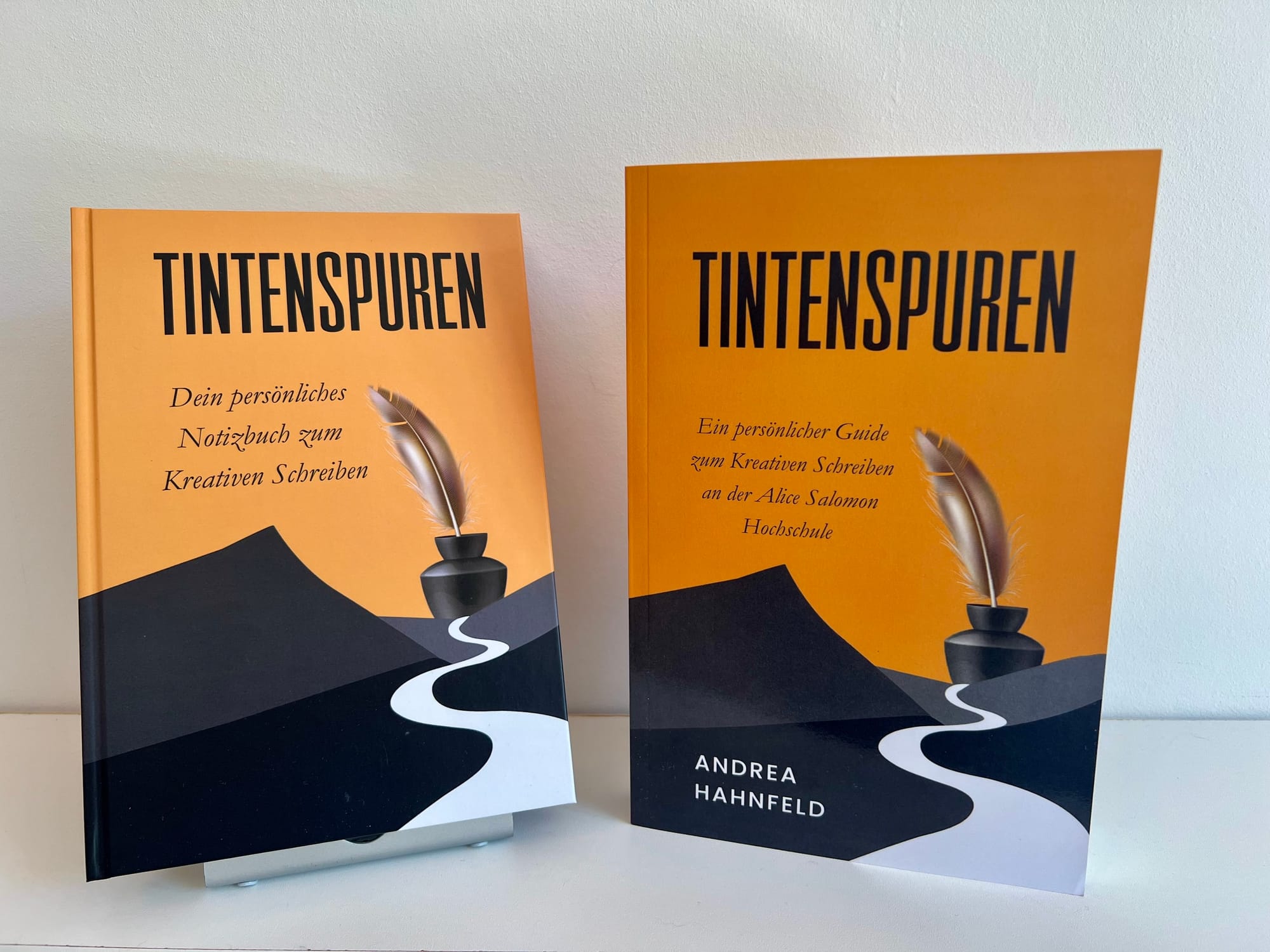 Foto der beiden Bücher »Tintenspuren« sowie Notizbuch zu »Tintenspuren«