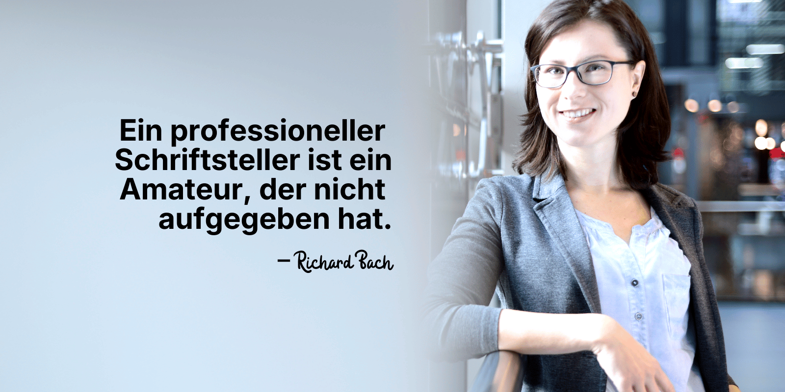 Porträt von Andrea Hahn, Autorin und Selfpublishing-Expertin, mit dem Zitat: „Ein professioneller Schriftsteller ist ein Amateur, der nicht aufgegeben hat“ (Richard Bach).