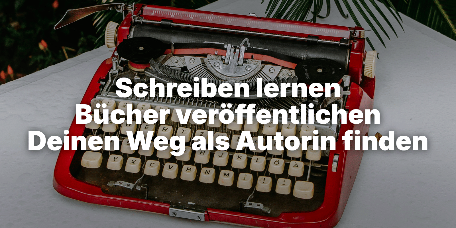 Rote Schreibmaschine auf Schreibtisch, Symbol für kreatives Schreiben, Selfpublishing und Blogtipps auf The Story to Be