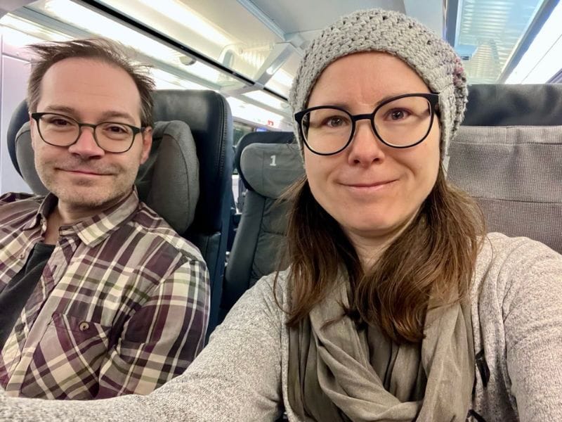 Andrea und ihr Partner auf der Zugrückfahrt nach Berlin, aufgenommen im Abteil eines fahrenden Zuges.